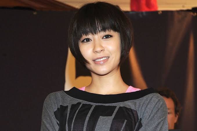 GOSSIP_HISTORY's tweet image. 【 宇多田ヒカル…徳島事件の真相とは如何に？！ 】

1998年12月、15歳でリリースしたシングル「Automatic」がミリオンセラーという衝撃の国内デビューを果たした「宇多田ヒカル」さん…
gossip-history.com/g00414/

#宇多田
#宇多田ヒカル