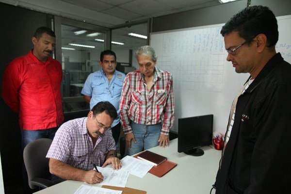 Conatel reconoce a Radio Club Valencia A.C. como organización de radioaficionados. 📻🎙️👉 bit.ly/2x5NmGQ #ChambaEsProducirYVencer