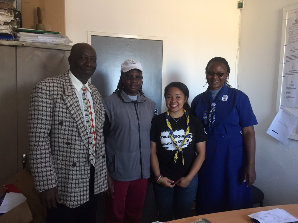ZimbabweYess's tweet photo. It was such a great pleasure to meet the Headmaster of Mbare High School.
#MbareHighSchool
#YessGirlsMovement 
#YessYeamZimbabwe 
#Norecno 
#WAGGGS https://t.co/Ih3EiKiDin