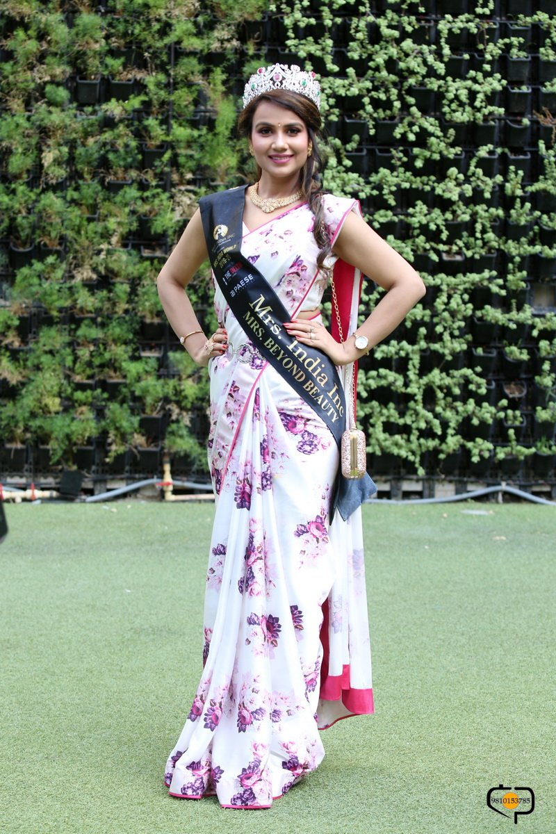mrsindiainc's tweet photo. Having been crowned as Mrs. India Inc presents India World 2019-20 powered by The Deltin, Daman, Dr. Rashi Jain was welcomed home like never before. Dr. Rashi was greeted by over 100 people. Here's a sneak peek! Rashi Singhal Jain #MrsIndiaInc #MrsIndiaWorld #BeyondPerfection https://t.co/2Ohqz3nRuz