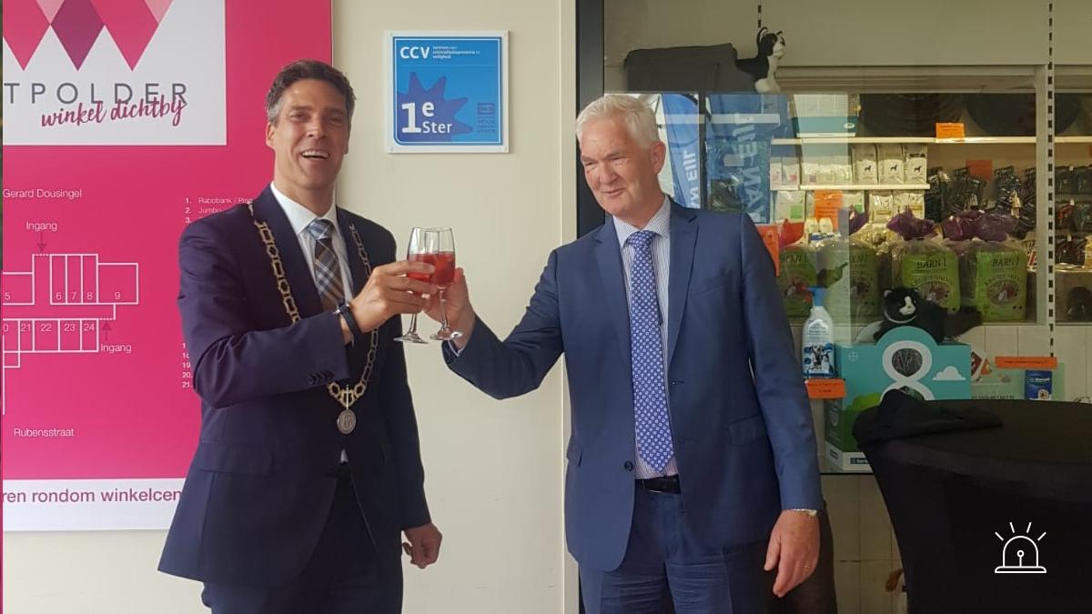 Onze felicitatie aan de winkeliers van ons winkelcentrum Westpolder in Papendrecht. Vandaag ontvingen zij uit handen van burgemeester Moerkerke het Keurmerk Veilig Ondernemen. Een mooie samenwerking tussen gemeente, politie, brandweer en winkeliers waar we trots op zijn!