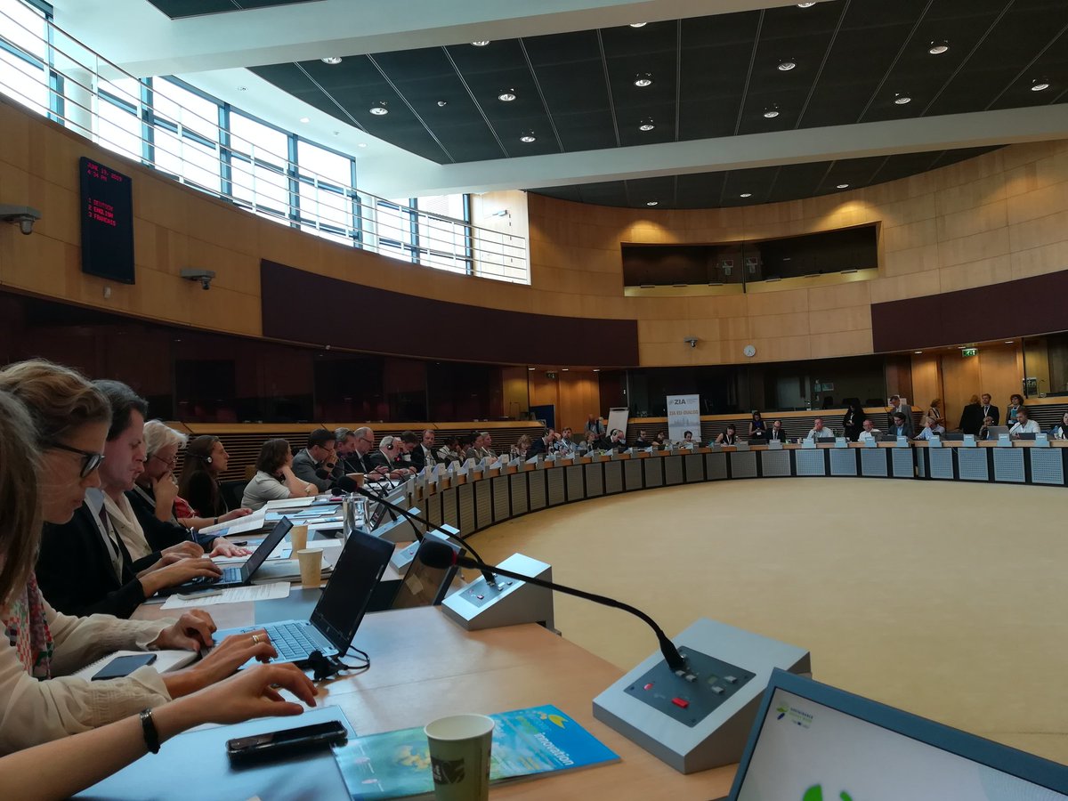 guido_saba's tweet photo. Mainstreaming: @GOettingerEU explains this is the concept behind the idea of allocating 25% of EU funding to target the topic of #climate under the 2021/2027 #MFF. 

There is definitely room to push higher targets for #building #renovation across Europe.

#EUSEW2019 https://t.co/6fWdfcG0OS