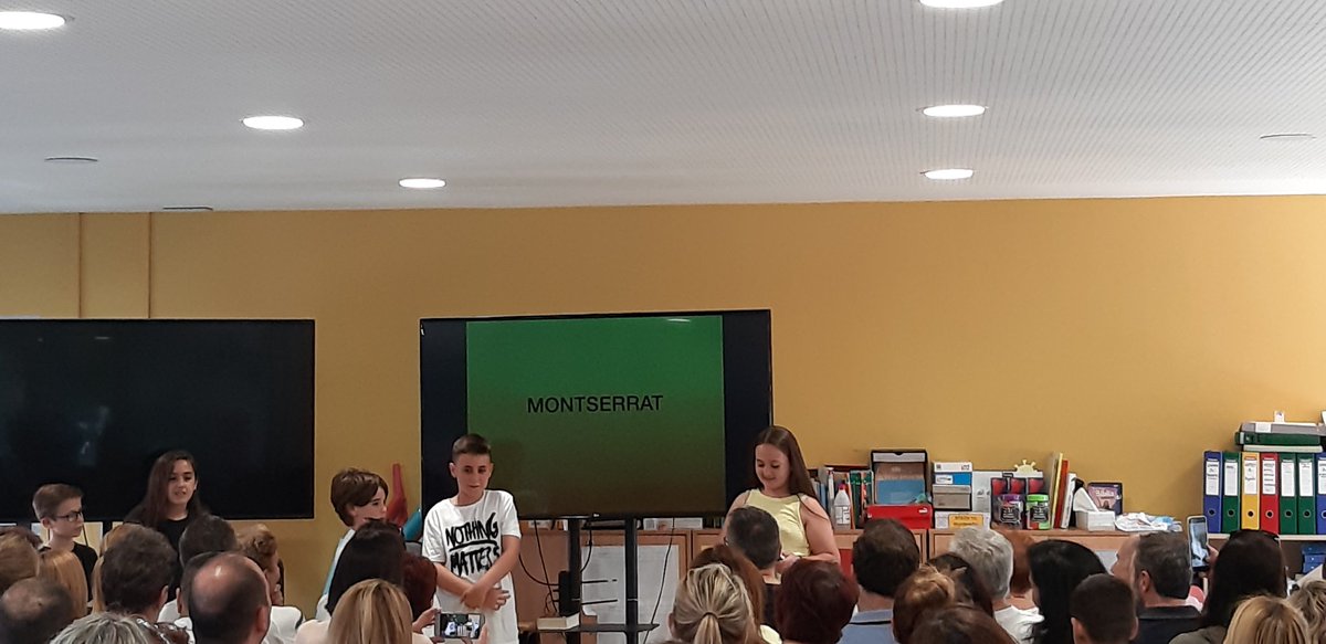 PrimNatzEsplu's tweet photo. Totes les famílies escolten amb molta atenció la presentació del portfoli d'aquest curs. #somdequart #portfoli19 https://t.co/sLoTicLOaQ
