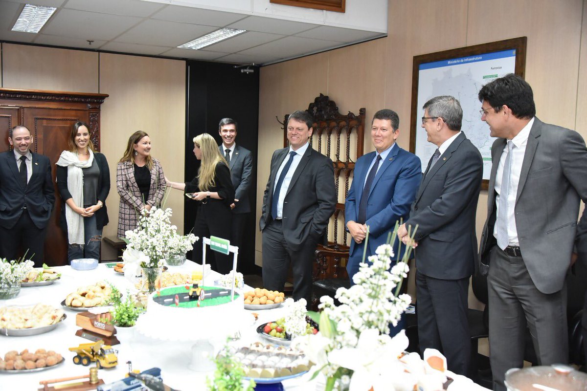 marcelosampaio's tweet photo. Fizemos uma breve surpresa hoje ao grande ministro Tarcísio em razão de seu aniversário. Até o bolo foi personalizado 😂

@MInfraestrutura 
@tarcisiogdf https://t.co/LwcsfH1wLk
