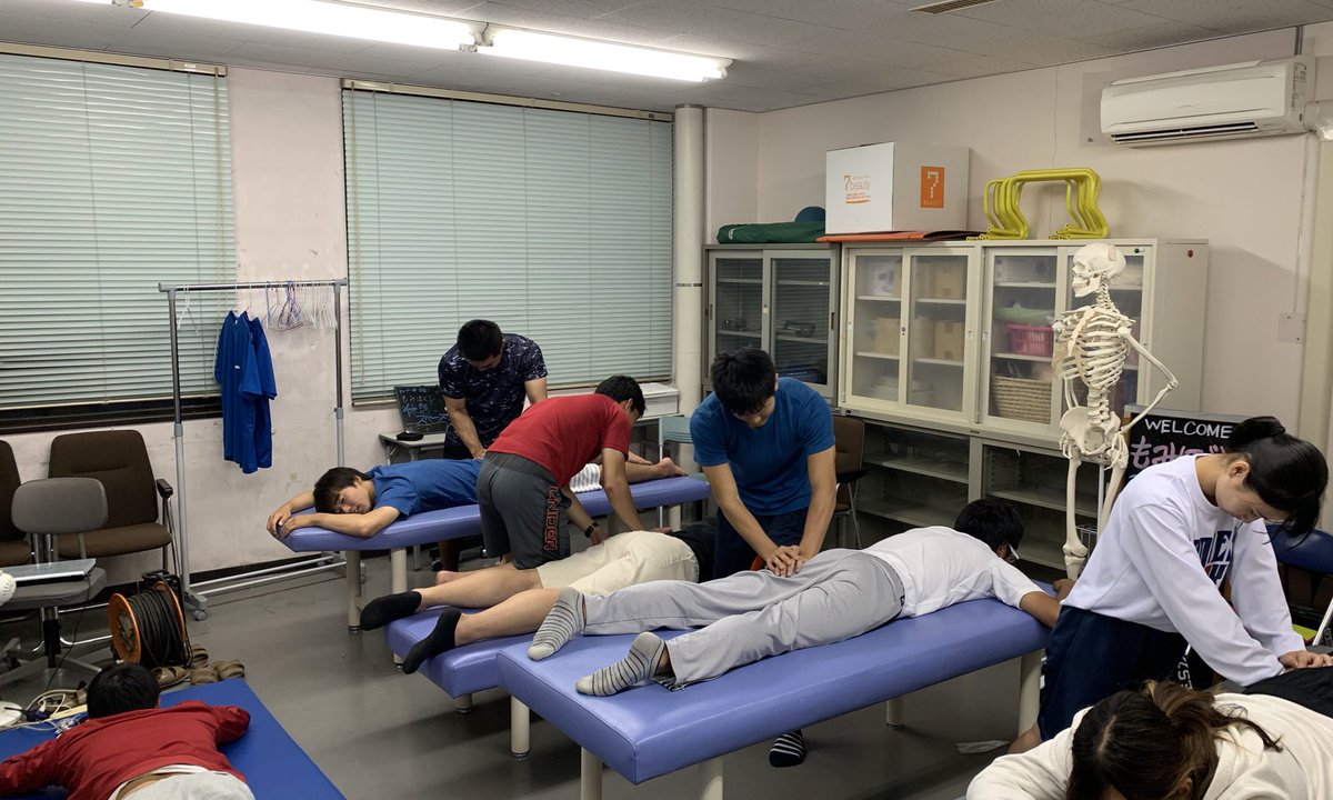 鹿屋体育大学アスレティックトレーナー部 本日の活動の様子です 背中周りのマッサージとこれまでにやった部位毎のマッサージの復習を行いました