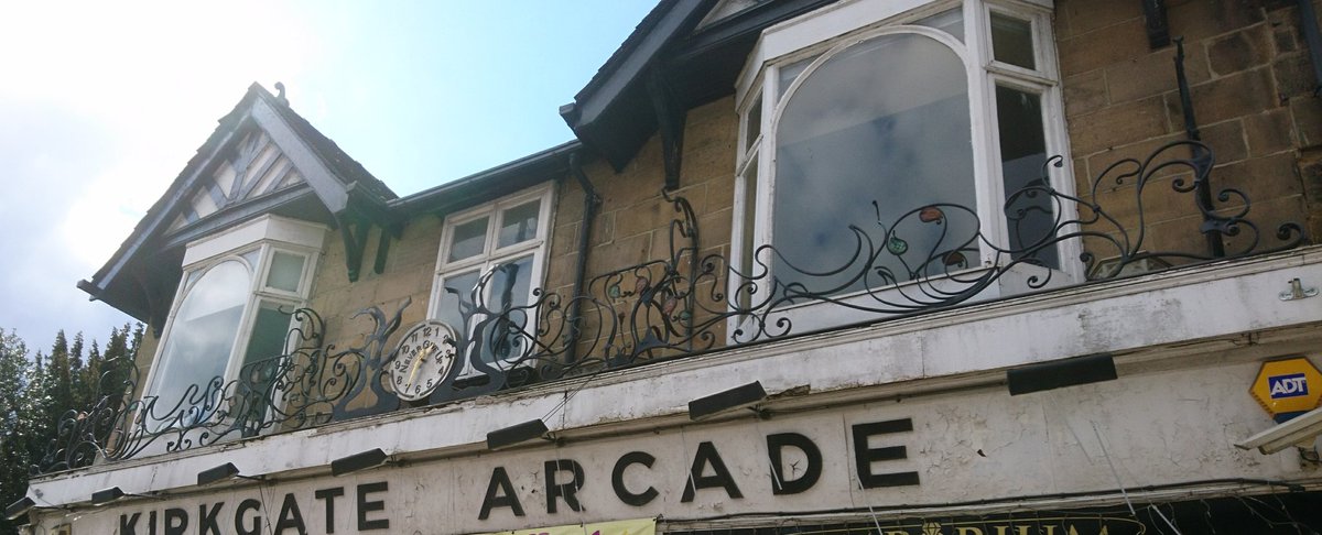 StangerMoore's tweet photo. @gayleoninterweb @BBCLeeds I like to see artistic metalwork when out and about.This wonderful balustrade in Otley contains the words "never give up" within a clock face.Great advice,especially since we havent left the E.U.yet ! https://t.co/HAe3SI7aTb