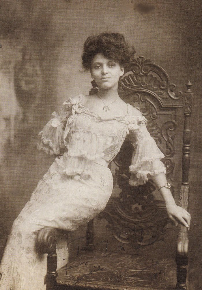Minnie Brown born in 1883 - Bad Bih energy  1902 to 1918 she traveled to sing in Europe, Russia + the Far East. She was part of successful Black women performers who were based in Russia: Ollie Burgoyne, Pearl Hobson, and Georgette HarvEdwardian style. We stan!  #Juneteenth  