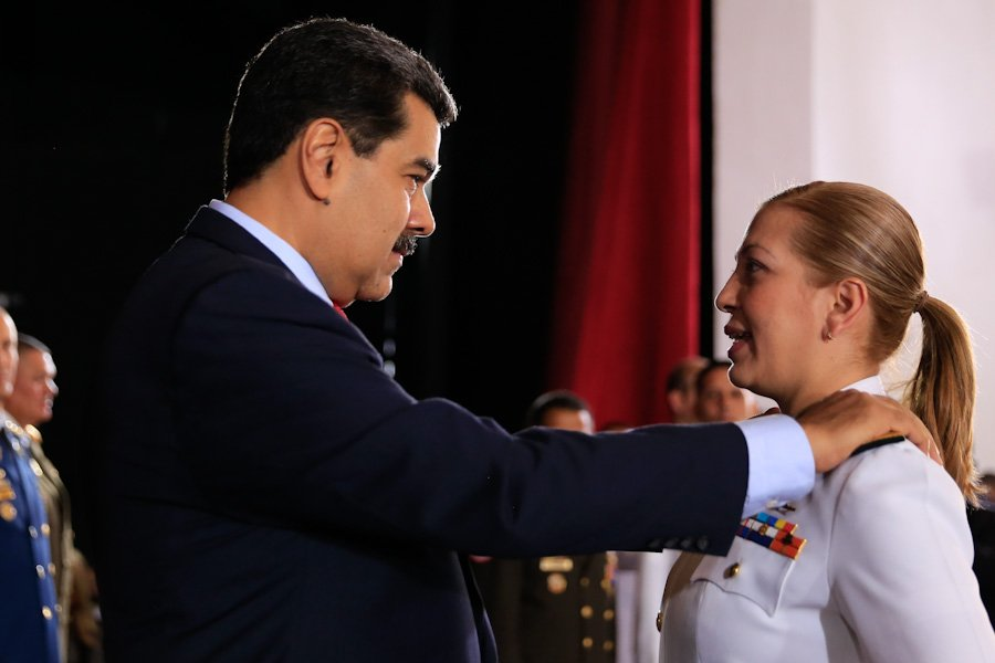 mippci_ven's tweet photo. 🗣️ ¡𝐓𝐨𝐦𝐚 𝐍𝐨𝐭𝐚!✍️🇻🇪 
Pdte. @NicolasMaduro, hace entrega de Presillas y Caponas al personal de la tropa profesional de la Guardia de Honor Presidencial y de la Dirección General de Contrainteligencia Militar. #ChambaEsProducirYVencer https://t.co/X1TfumuYuM