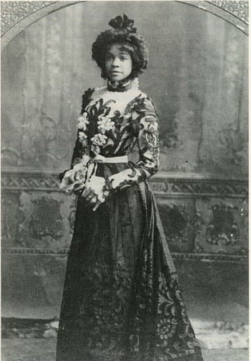One more time for our queen Aida! The headpieces! MY GOOOOODNESSSSJKNNLL!!!!!In 1903, she performed at Buckingham Palace for King Edward VII. This is what launched her into stardom   #Juneteenth  