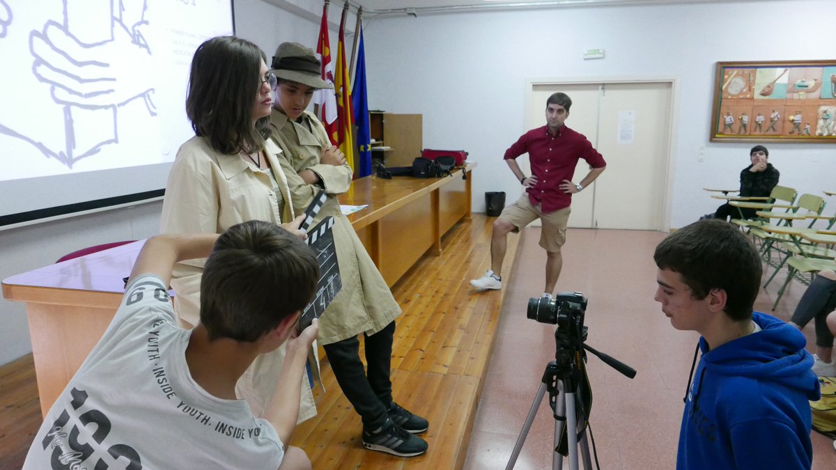 CinemaCampES's tweet photo. ¡Penúltima sesión de #Artistea de este curso en el @IES_Ribera de #Valladolid! Un gusto haber podido disfrutar de un rato de #Cine con su alumnado 🎥

Y mañana... Mañana nos despedimos en el @ceocoreses 🎬 https://t.co/Jbpe3xAtAX