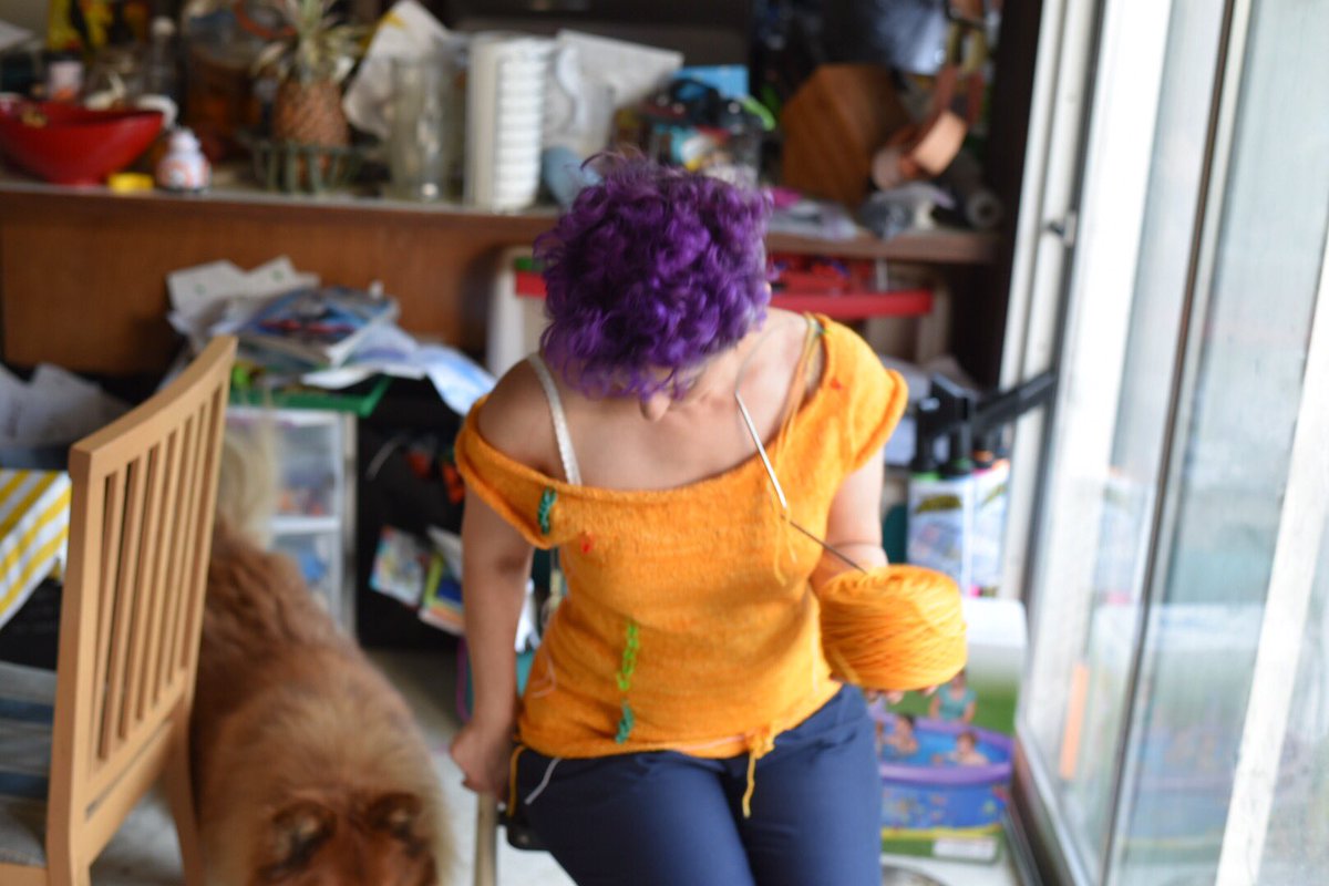 DahlingDaughter's tweet photo. Clavicle, dimples, the finished body of my Sprig pullover (by @nevernotknitting), and my chaotic kitchen. (Bonus photobomb from Niki, who is a Very Good Boy.)
#projectsweaterchest #stashdash2019 #beatbostonjen #teamcuteknitter https://t.co/5Iy86FQYY5