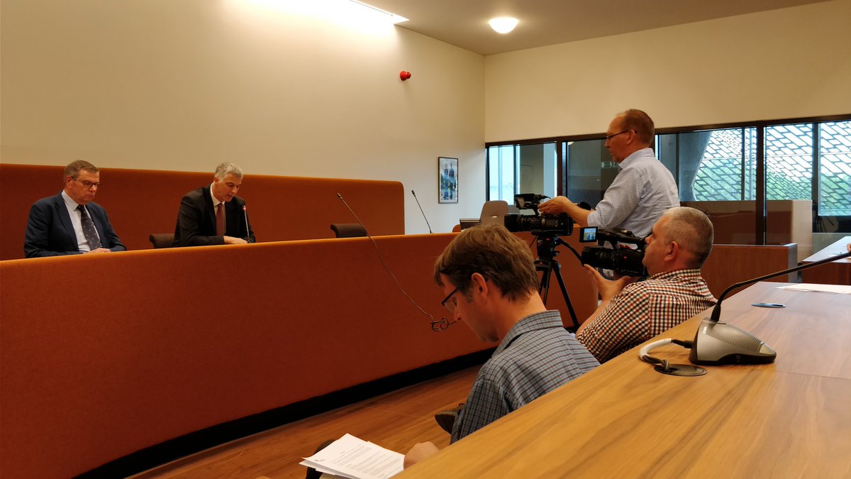 ParketLimburg's tweet photo. Persconferentie met Procureur Limburg en Hoofdofficier van justitie Maastricht bezig n.a.v internationale gerechtelijke actie tegen georganiseerde drugslabo's. Belangrijke samenwerking tussen justitie en politie in zowel Belgisch als Nederlands Limburg. @Limburg_OM @Het_OM https://t.co/XFYG9dYWIL