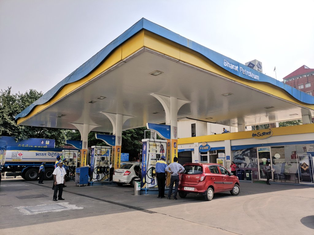 shaifalisinghc's tweet photo. All your shopping needs taken care of, while you fuel with us.
#InandOutstore at #BPCL fuel station at Lodhi Road, New Delhi.
@BPCLRetail https://t.co/5Y4doT4xO9