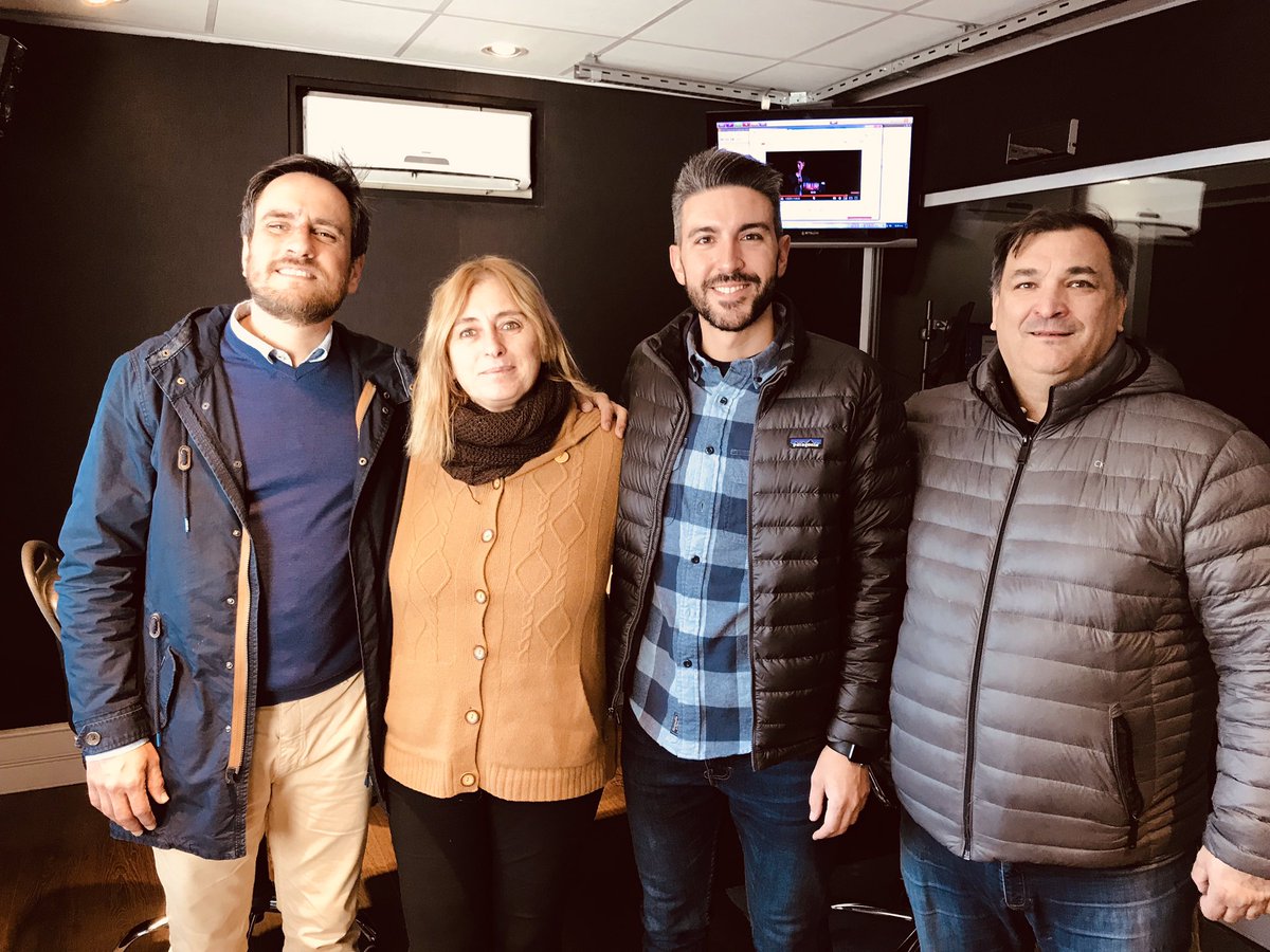 lilivarani's tweet photo. Recibí visitas en la radio! Vinieron @SebaCarnival @GusLegname y @juancabandie ! Los espero pronto, de nuevo! https://t.co/EFyzDfT3ka