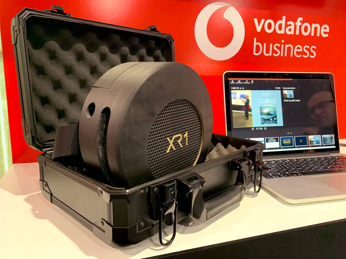 Awesome demo at the <a href="/VodafoneUK/">Vodafone UK</a> #Digital #Innovation hub launch...

Worlds first #VR #5G streaming hub, the XR1 by <a href="/Xpllore1/">Xpllore</a> This could be transformative for #enterprise VR! 

<a href="/TheLandingMCUK/">Home of Skills and Technology</a> <a href="/MediaCityUK/">MediaCityUK</a> <a href="/VodafoneUKBiz/">Vodafone Business UK</a> <a href="/dansodergren/">Dan #AI #Tech #FutureOfWork Södergren</a> 

#GoBeyond #5Gamechanger 💪 #EdgeComputing