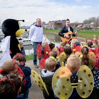 Groen in plaats van steen op Papendrechtse schoolpleinen im.nu/hYFbnU <a href="/Arnosspot/">Arno Janssen</a> via <a href="/stadszaken/">Stadszaken</a> <a href="/vakbladgroen/">Vakblad Groen</a> <a href="/papendrechtgem/">Gemeente Papendrecht</a> #steenbreek