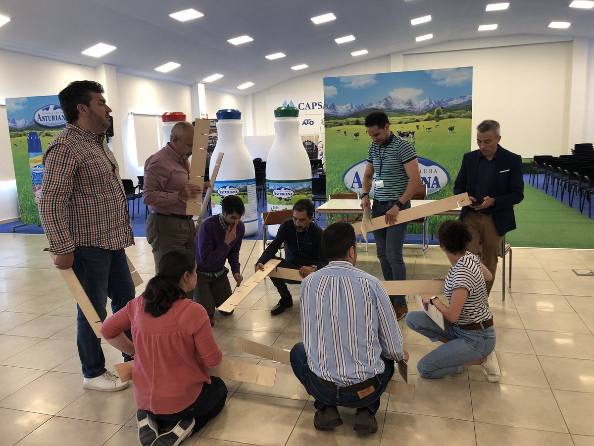 thinkandaction's tweet photo. ¿Cómo puedo conseguir que mi equipo vaya más allá cada día? El riesgo del éxito es la complacencia.
Dejar de pensar en ti por empezar a pensar en los demás, generando entornos estimulantes y ponerme a su servicio. @alvaromerino #ThinknAlive, #Asturias. https://t.co/Pwug8Z0maM