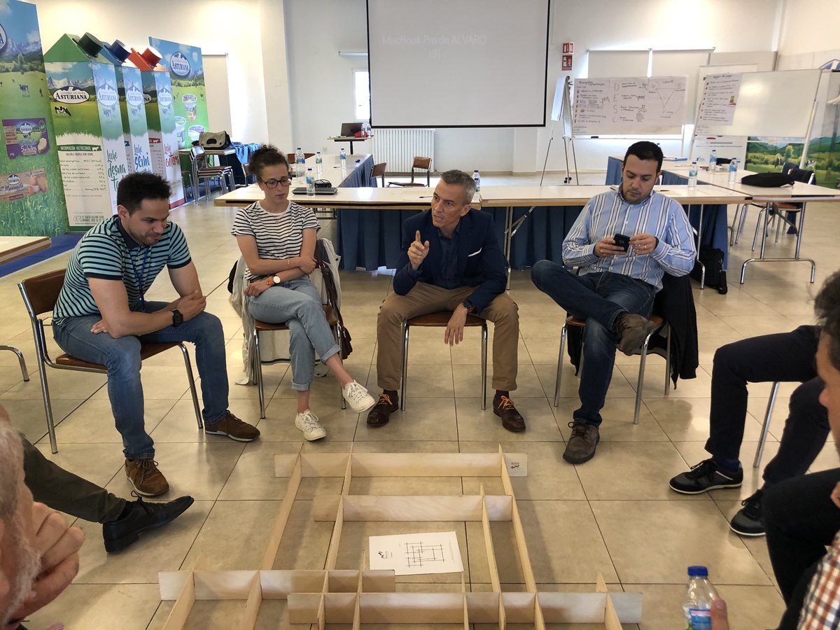 thinkandaction's tweet photo. ¿Cómo puedo conseguir que mi equipo vaya más allá cada día? El riesgo del éxito es la complacencia.
Dejar de pensar en ti por empezar a pensar en los demás, generando entornos estimulantes y ponerme a su servicio. @alvaromerino #ThinknAlive, #Asturias. https://t.co/Pwug8Z0maM