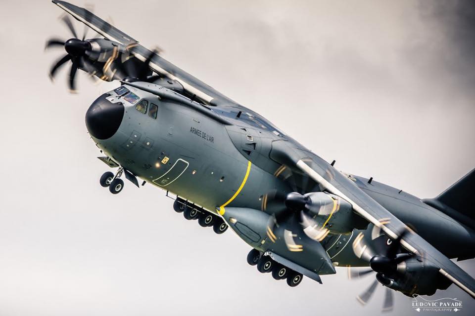 Découvrez l'Airbus géant A 400M qui participera au meeting aérien <a href="/cobra_piper/">Piper Opération COBRA</a> à Jullouville dans la Manche le premier week-end d'août! francebleu.fr/infos/culture-…