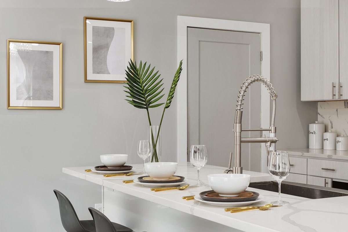 RazaProperties's tweet photo. Good Morning ☀️ Philly! Getting an early start to my day. Let’s talk about this kitchen. Details! 🙌Island 🙌. That’s a work of art! Thank you Erika at @Tayloredinsol for staging this breathtaking kitchen at 1321 N 19th St - Unit A.
Follow:👉 @Tayloredinsol 
#razaproperties #tb https://t.co/t3cI1nH2oV