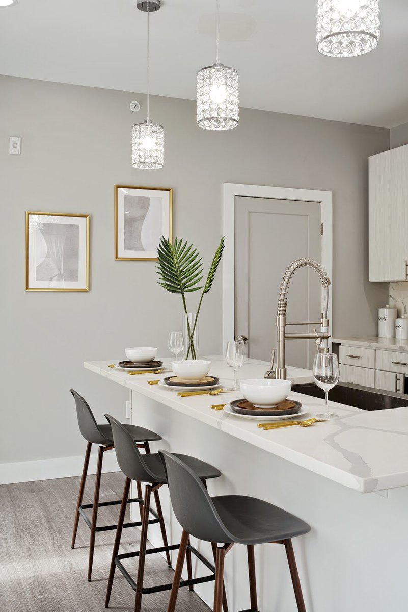 RazaProperties's tweet photo. Good Morning ☀️ Philly! Getting an early start to my day. Let’s talk about this kitchen. Details! 🙌Island 🙌. That’s a work of art! Thank you Erika at @Tayloredinsol for staging this breathtaking kitchen at 1321 N 19th St - Unit A.
Follow:👉 @Tayloredinsol 
#razaproperties #tb https://t.co/t3cI1nH2oV