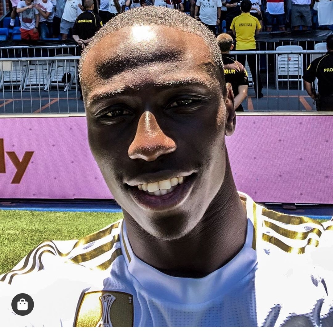 Cuando tu madre te hace una foto y tú no tienes ganas.... SONRIEEEE HIJOOO 🤣🤣🤣🤣🤣🤣