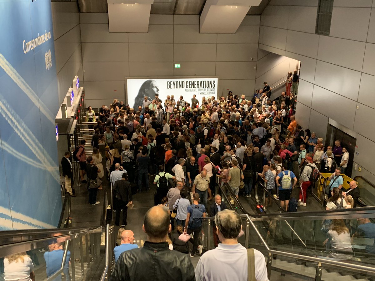 NicoleHuberDE's tweet photo. Last #Exit @Airport_FRA. Leider ist der Ausgang zu. Bin gespannt, wie lange das gutgeht #Massenpanik https://t.co/Q57w3NnjPA