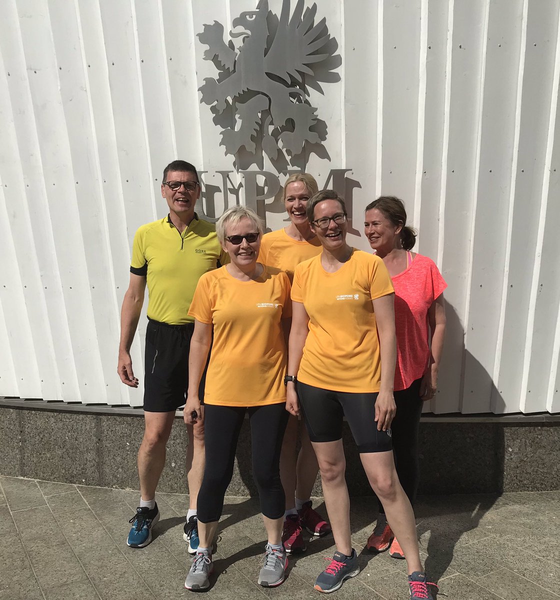 NorjamaNina's tweet photo. United Runners valmiina matkaan! Kiinnostuneille kollegoille tiedoksi; kolmella juoksukerralla tienaa itselleen t-paidan. Jos tämä kampanja ei pure, otamme ämpärit harkintaan... #wellbeing #UPM https://t.co/Sh8GNPl6yd