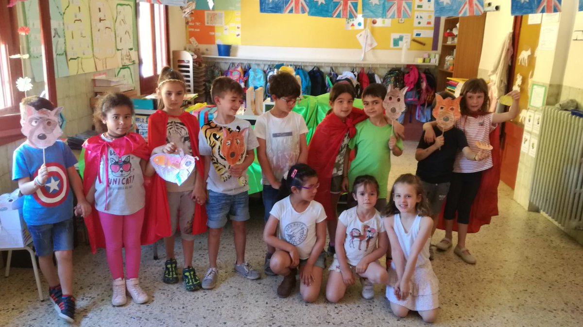 vedrunacent's tweet photo. A 1r acabem el curs representant els contes que hem treballat in English! #1PRIMSSCC https://t.co/JRNmin5XaP