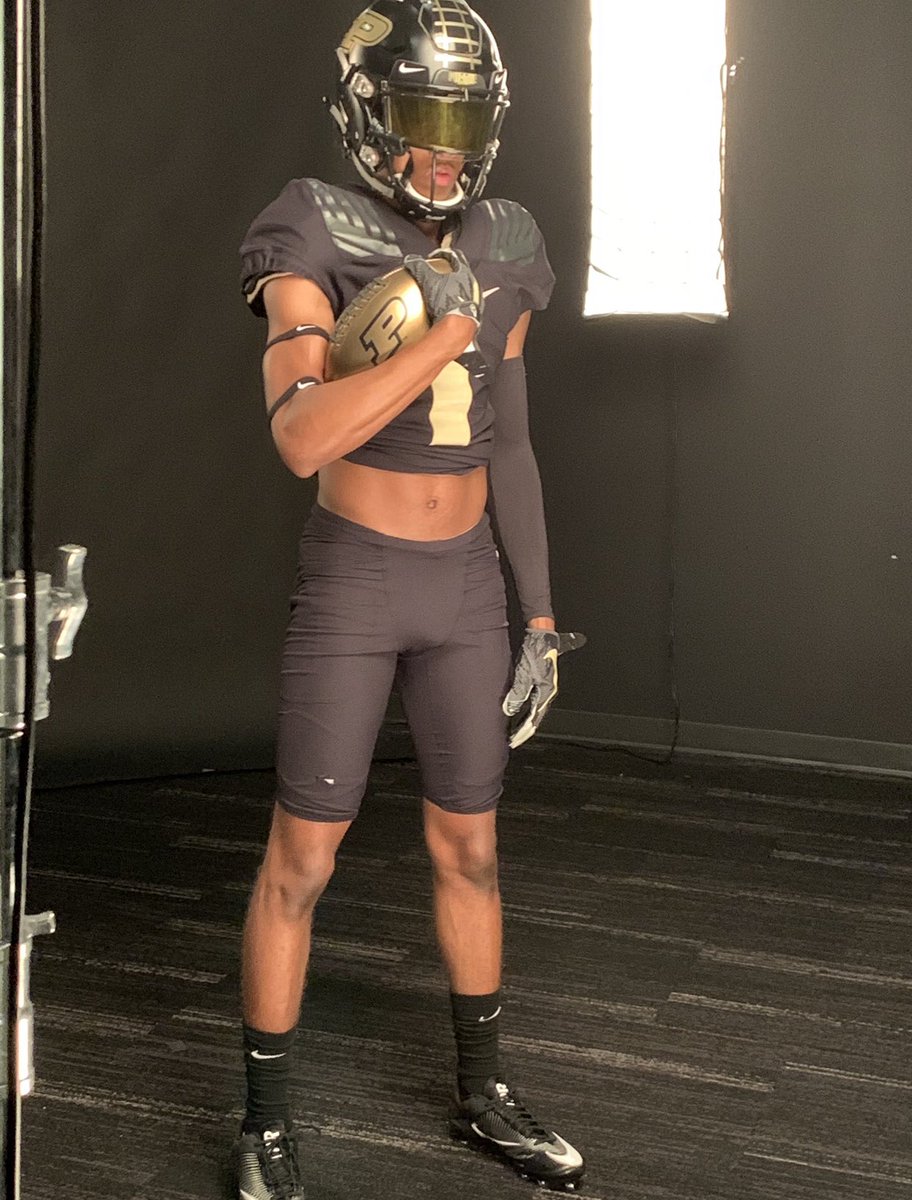After an amazing visit to Purdue, Iβm humbled and EXTREMELY blessed to say Iβve received on offer from Purdue University ππ€ @Coach_JM_Jonard #BoilerUp