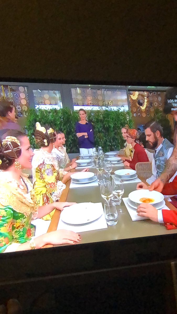 ATofones's tweet photo. #MasterChef seveix menú català a falleres valencianes: canelons, bacallà amb sanfaina, fricandó i crema catalana. #valencia col.lapsa. #menucatala #oletu https://t.co/svlG7kEMcv