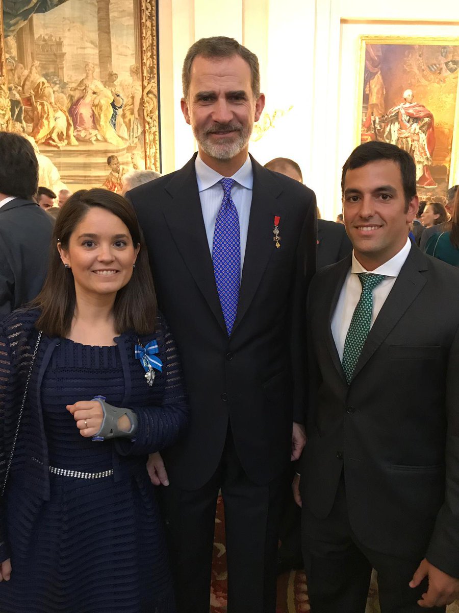 GobiernoMalaga's tweet photo. Felicidades a la emprendedora malagueña Raquel Serrano @SerranoLledo, creadora de las férulas en 3D #Fiixit, condecorada hoy por el Rey con la Orden al Mérito Civil. Enhorabuena por tu #talento. https://t.co/nmGdFQVtfM