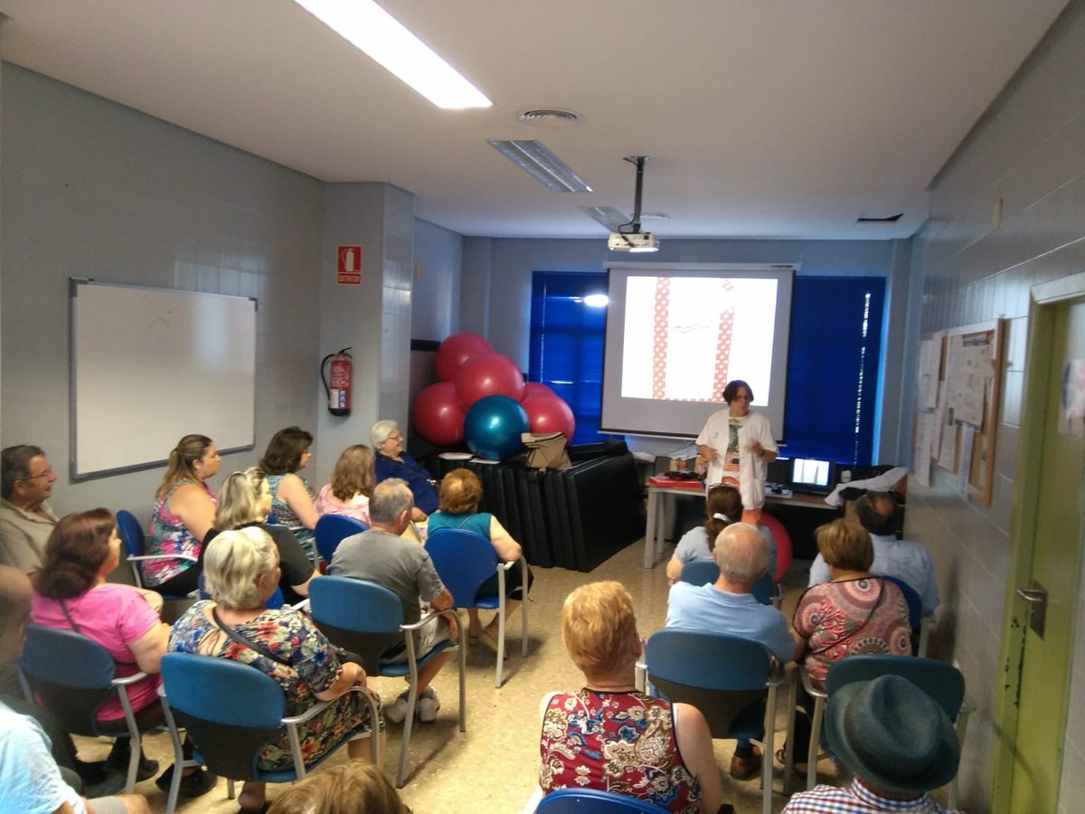 CSPuertoTorre's tweet photo. Hoy en nuestro Centro de Salud, nuestras enfermeras Susana y Marga han organizado una actividad muy saludable, taller sobre alimentación y cesta de la compra , gran aceptación.  Enhorabuena 😊👏👏@adamanas @SaludAPMalaga #saludable @margagpodadera @mhorcajo0808 @nieves_pg https://t.co/nBd84V3i8S