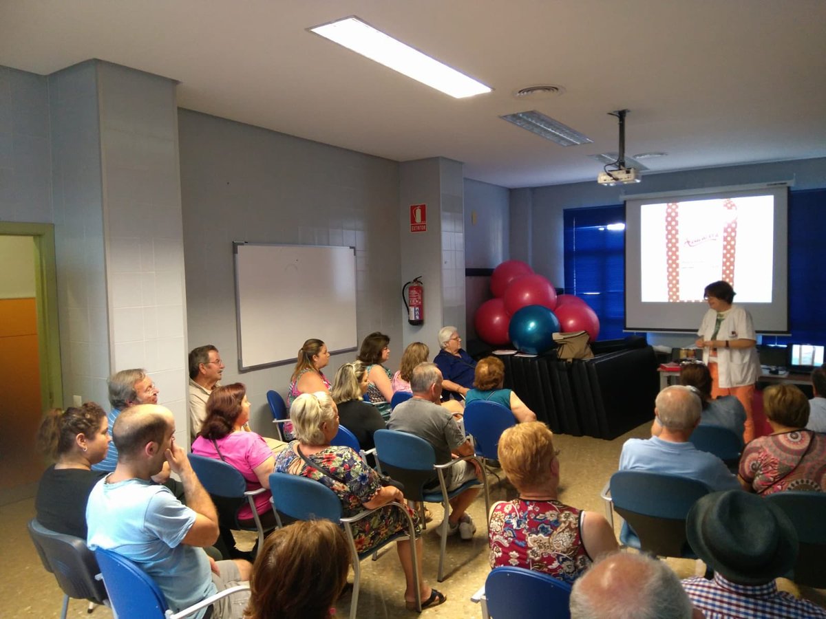 CSPuertoTorre's tweet photo. Hoy en nuestro Centro de Salud, nuestras enfermeras Susana y Marga han organizado una actividad muy saludable, taller sobre alimentación y cesta de la compra , gran aceptación.  Enhorabuena 😊👏👏@adamanas @SaludAPMalaga #saludable @margagpodadera @mhorcajo0808 @nieves_pg https://t.co/nBd84V3i8S