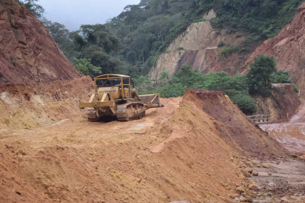 CarreterasBo's tweet photo. En el tramo #Muyupampa - #Ipati, #Chuquisaca, se ejecutan trabajos de corte de talud y conformación de terraplén en el km 66, los trabajos son parte de la construcción de la carretera. La obra presenta un avance del 60% https://t.co/CLv9GwcuOn