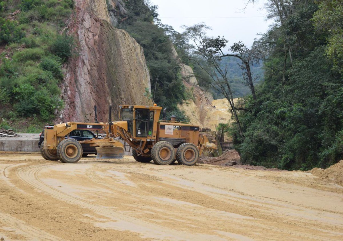 CarreterasBo's tweet photo. En el tramo #Muyupampa - #Ipati, #Chuquisaca, se ejecutan trabajos de corte de talud y conformación de terraplén en el km 66, los trabajos son parte de la construcción de la carretera. La obra presenta un avance del 60% https://t.co/CLv9GwcuOn