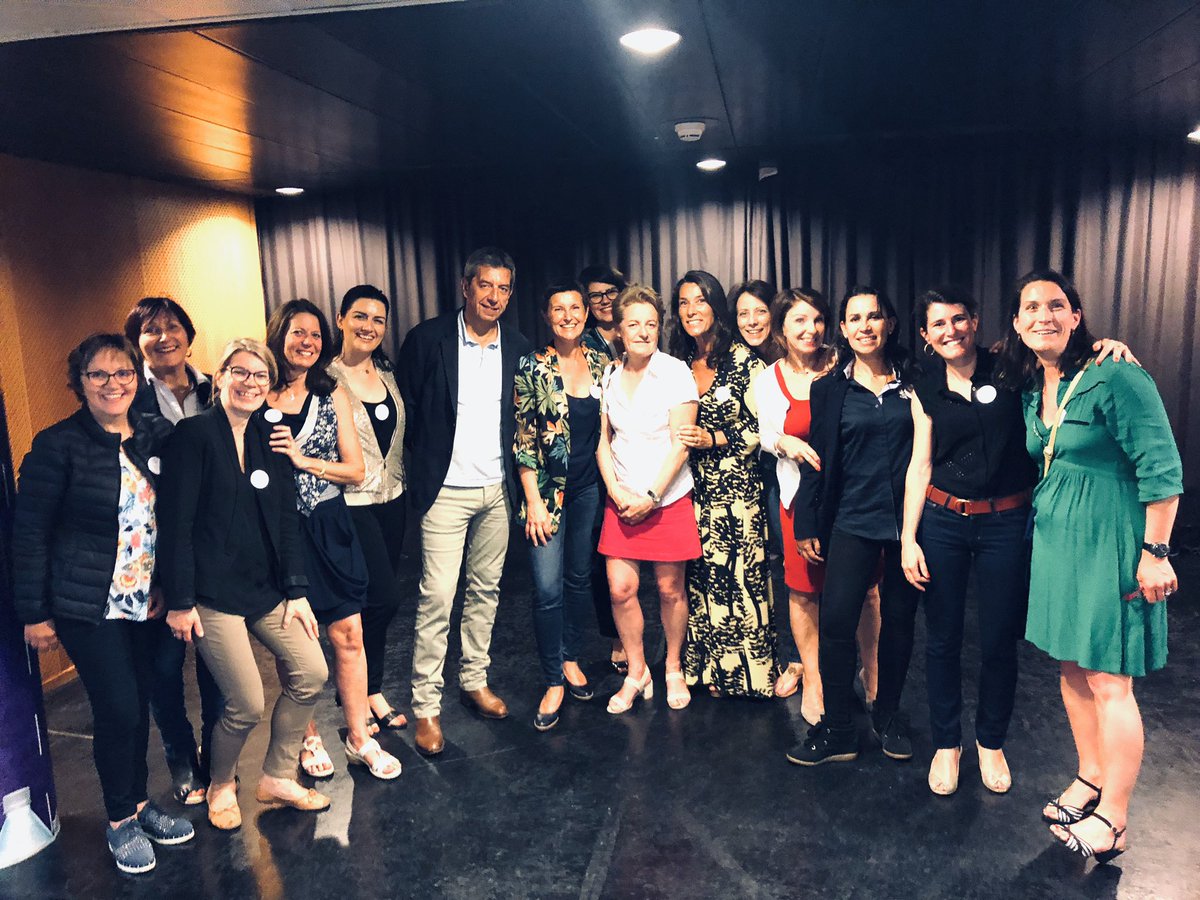 FCE_Pdl's tweet photo. Les FCE en force ce soir lors du lancement de l’@asso1nspire car évidemment concernées par le sujet de la santé des dirigeantes. Et en prime, elles ont trouvé le médecin qui leur faut, saurez-vous le reconnaître... 😉 #1nspire https://t.co/6d2wiTaeeb