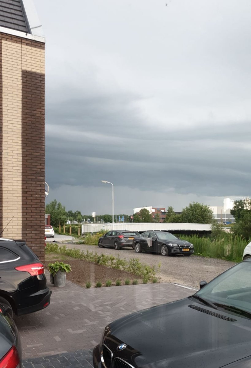 HenkNiemeijer1's tweet photo. Het #onweerscomplex vanuit #Sneek gezien vanavond. #onweer https://t.co/1FW5Ab7UEc
