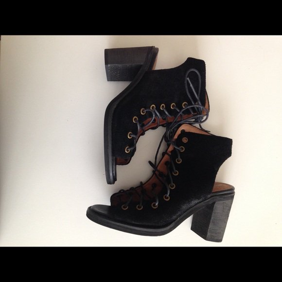 PixiedustPoshP's tweet photo. So good I had to share! Check out all the items I'm loving on @Poshmarkapp #poshmark #fashion #style #shopmycloset #madewell #jeffreycampbell #stjohncollection: https://t.co/m11kaIMTxf https://t.co/3caLQSdK01