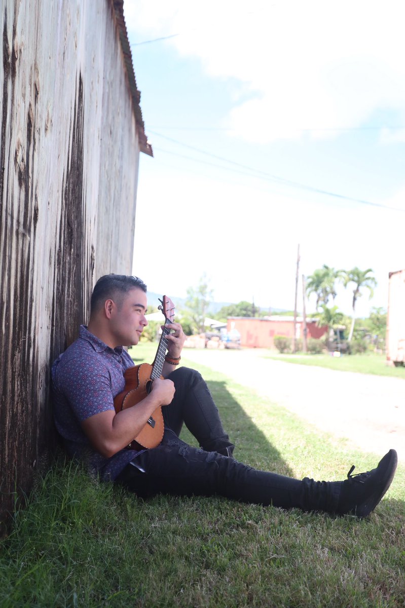 The summer mood 😎

#strummers #ukulelelife #ukulele #ukulelesongs #ukelife #musician #music #oahulife #mood #summer