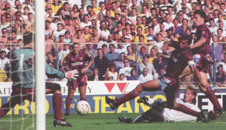 LUFCHistory's tweet image. 1991/92, Two goals in one season at Elland Road for David Batty, he definitely spoilt us. #lufc #batts