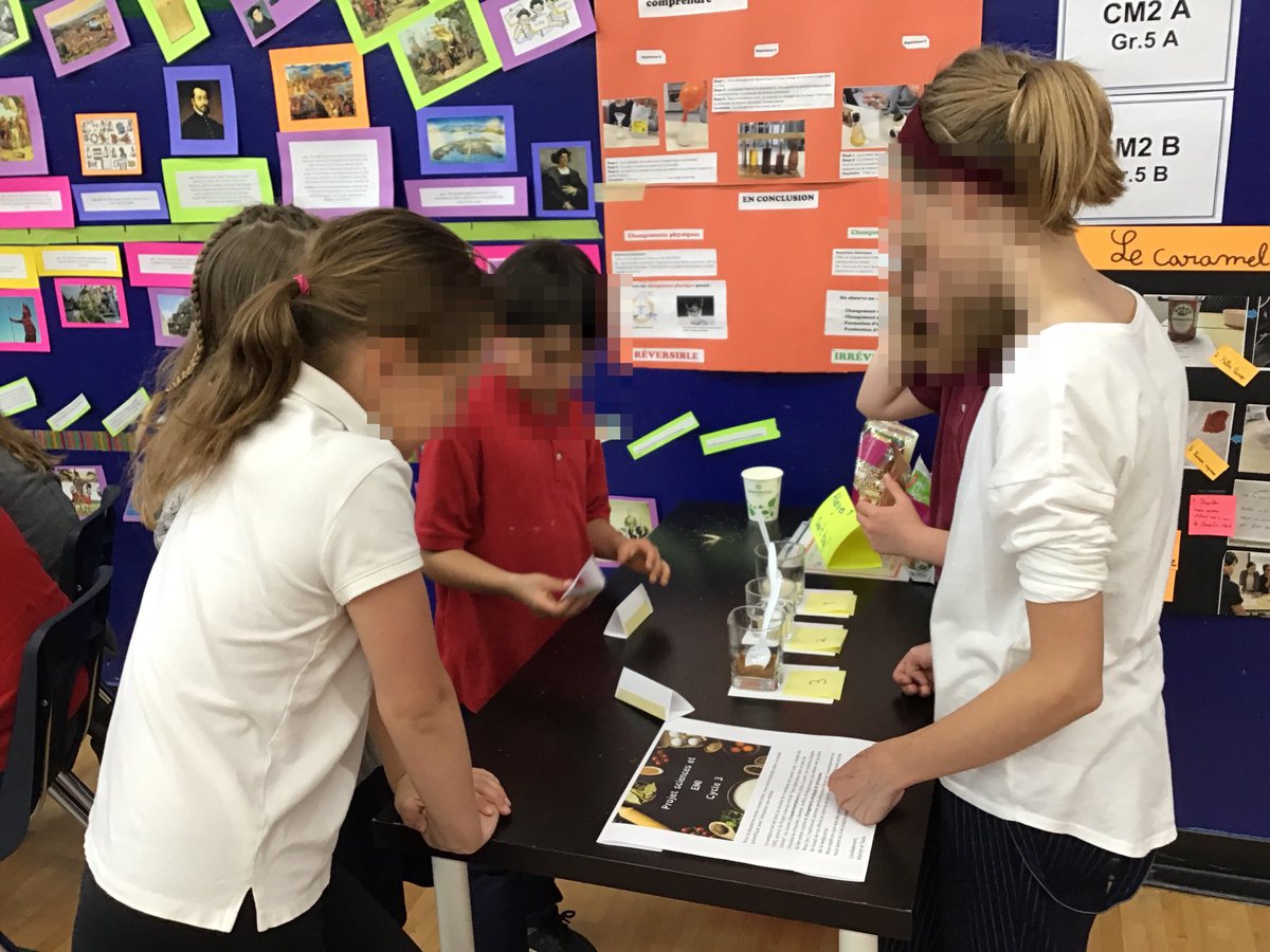 YYC_ce2's tweet image. Nous avons présenté notre projet cuisine et les articles de journal en lien avec ce projet.
Nous avions aussi 2 stations de dégustation à l’aveugle. #ClasseDuGout
🔴 Découvrir 3 sucres différents
🔵 Découvrir 3 croustilles différentes.
Notre stand a eu beaucoup de succès. 😃👍🏼