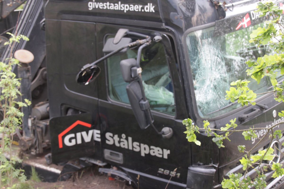 pressefotosdk's tweet photo. Lastbilulykke efter punktering under kørsel ved Karup. 
#punktering #lastbilulykke #fuh #uheld #ulykke #karup #nyheder https://t.co/uWVFhEvmYK