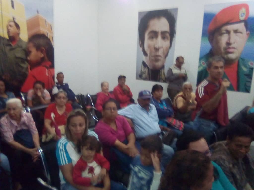 VrticePuebloCCS's tweet photo. Presidente @NicolasMaduro, porque en @VrticePuebloCCS entendemos el proceso y la crisis, hoy esperamos diálogo prometido con @IMVillarroel para lograr el inicio del cumplimiento de su decreto de 2016, matriz 796. La embestida imperial no diezmará nuestro empeño y nuestra lealtad https://t.co/rxGHZu8bMz