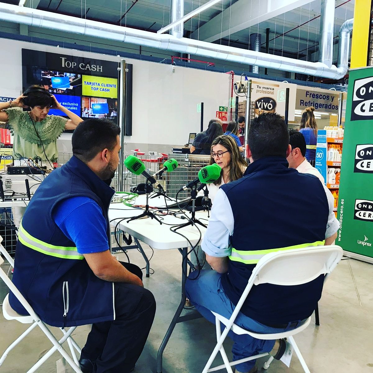 ondacerolarioja's tweet photo. Hoy #AquienlaOndaLaRioja #Gastronomía lo hacemos desde #TopCash en el Polígono La Portalada. A partir de las 19:15 89.1 FM y 88.8 FM, tras el informativo regional de J. Carpintero. Puedes pasar por Top Cash para conocer sus 3000 metros cuadrados de nave🔝 https://t.co/kXHPuDzoQ3 https://t.co/qcJWUQm6pQ