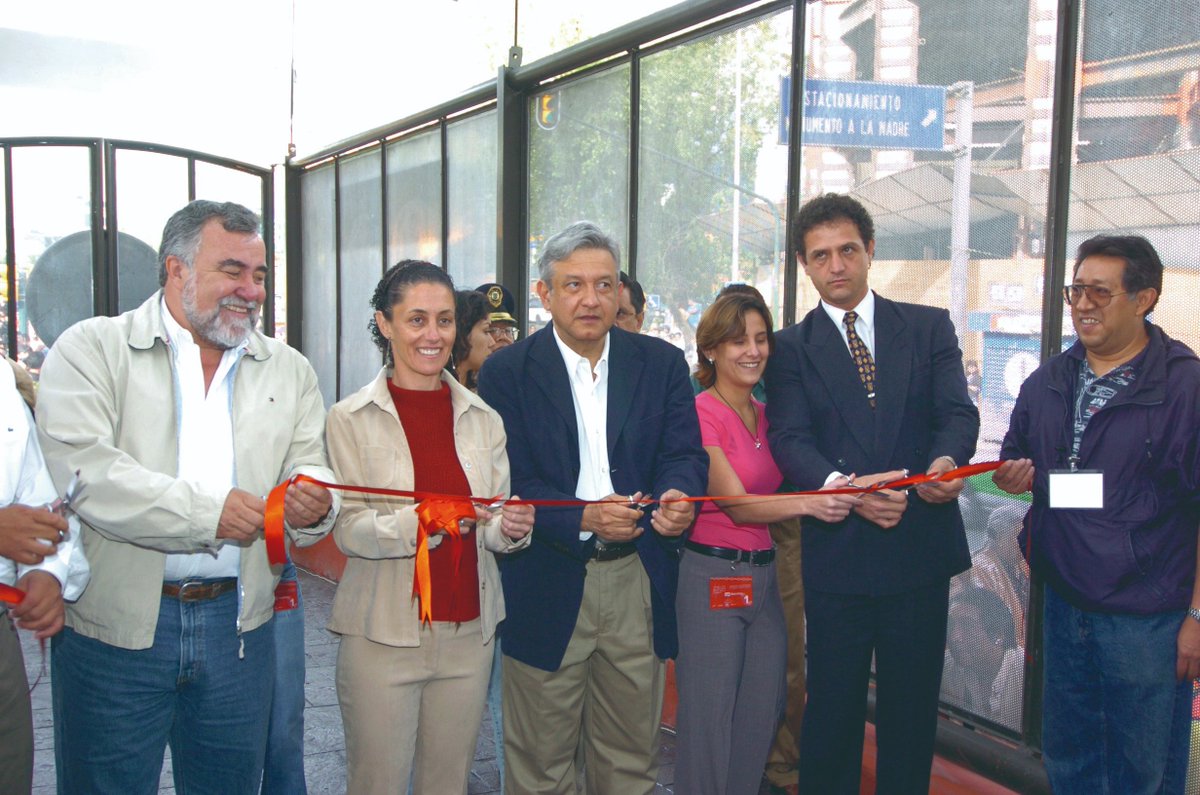 CisaMX's tweet photo. Hoy cumple @MetrobusCDMX 14 años de servicio, reconocemos la visión y el trabajo de @Claudiashein, en 2005, como secretaria de Medio Ambiente,  lo cual hizo posible la puesta en marcha de este sistema de transporte, que inició el cambio de la #Movilidad en la capital. https://t.co/HdAa0fZptO