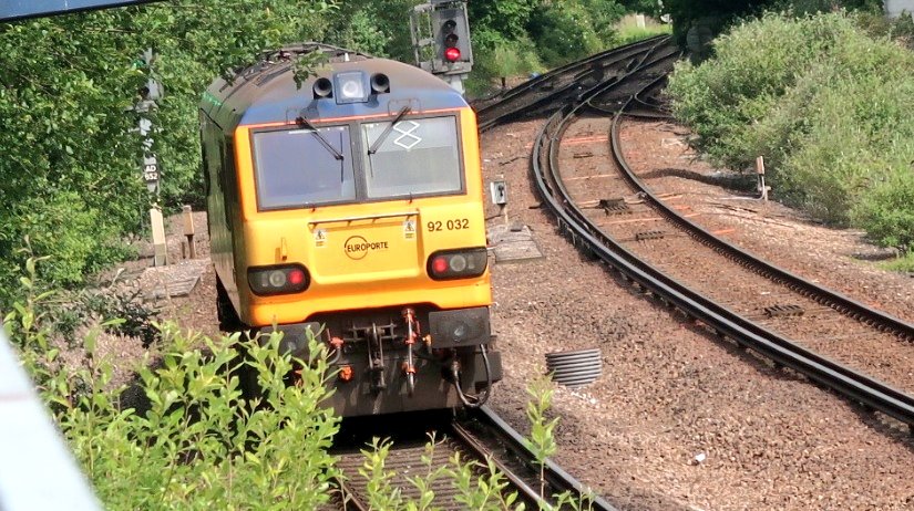 martinw02998119's tweet image. 92032 running light engine form Dollands Moor to Wembley Inter City Depot 18/6/19 @GBRailfreight  #class92