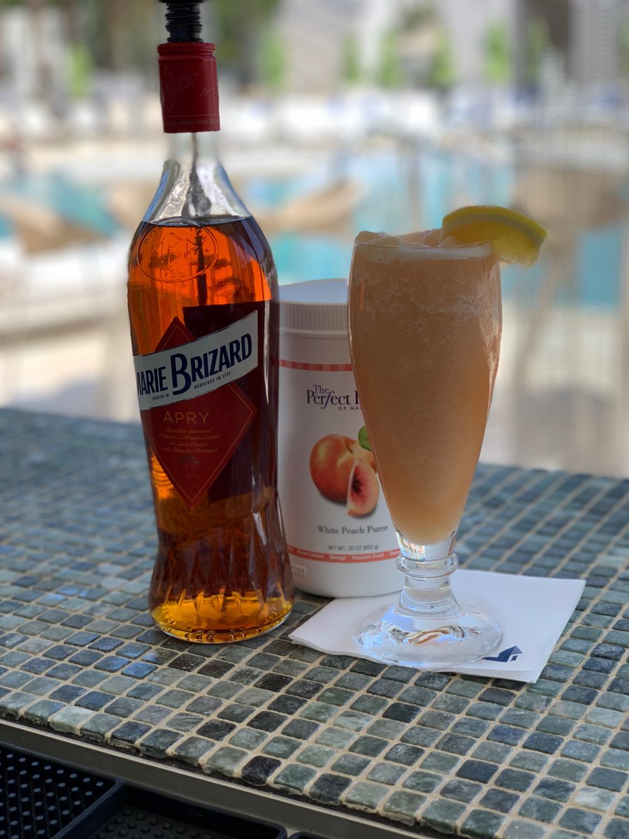 Looking to come cool down? Stop in to give the White Peach Frosé with Rosé, Apricot Brandy Float and Lemon a try. 
#calizarestaurant