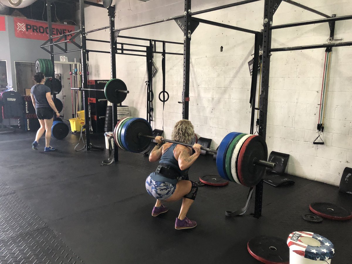everhardcf's tweet photo. heavy squats &amp; heavy deadlifts &amp; strong women 💀 https://t.co/R8jZsNVIP8