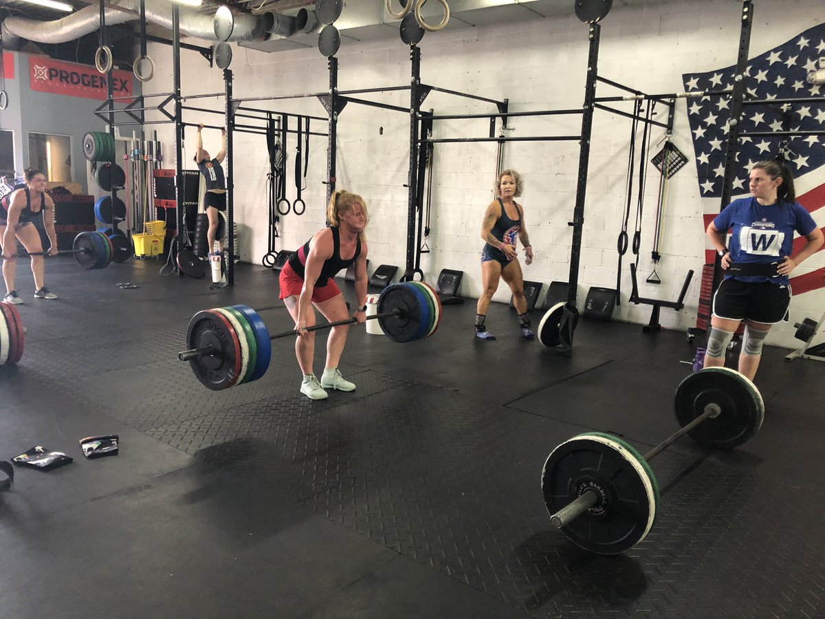 everhardcf's tweet photo. heavy squats &amp; heavy deadlifts &amp; strong women 💀 https://t.co/R8jZsNVIP8